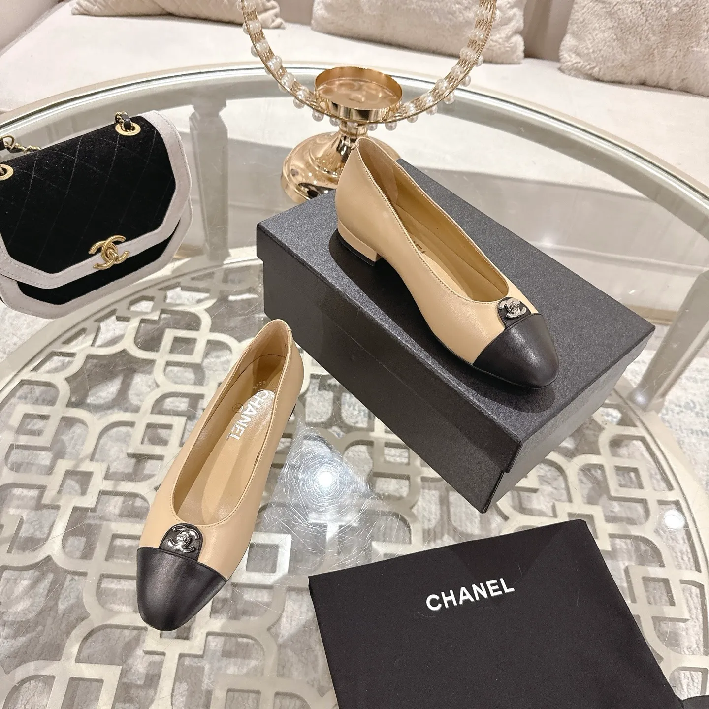 👟👟Ex-factory price 560👟👟Chanel 2025SS Spring and Summer New Double C Button Mary Jane🆕 Xiaoxiang𝐂Jia's beautiful Mary Jane shoes are so sweet that they are so beautiful that they are so beautiful. The round square toe design is cute and cute ~ metal/button logo. The appearance is super online. When you wear it, you will feel like a wealthy daughter. I thought it looks good. Only when I put it on my feet do I know how easy it is to wear ~ Upper: Customized lambskin Lining: Sheepskin Outsole: Genuine leather outsole imported from Italy Size: 35-42 (40.41.42 customization is non-refundable) Packaging: The latest gift box packaging at the counter